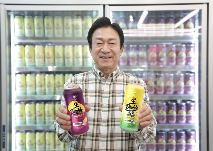 배우 김응수가 '생더블 하이볼' 2종을 소개하고 있다.