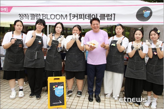 최대호 안양시장(왼쪽부터 다섯 번째)과 안양문화고 학생들이 안양시 평촌 중앙공원에서 열린 2025 안양시 진로페스티벌 창직 BlOOM 마켓에 참여해 기념촬영하고 있다.