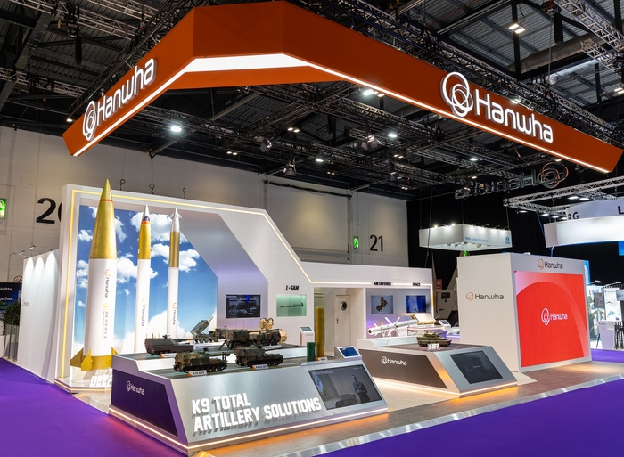 영국 런던에서 진행되는 글로벌 방산 전시회 DSEI에 참가한 한화 전시관에 K9 자주포, 천무 유도탄, 모듈화 장약(MCS) 등 유럽 전장환경에 최적화된 제품들이 전시돼 있다. 한화에어로스페이스