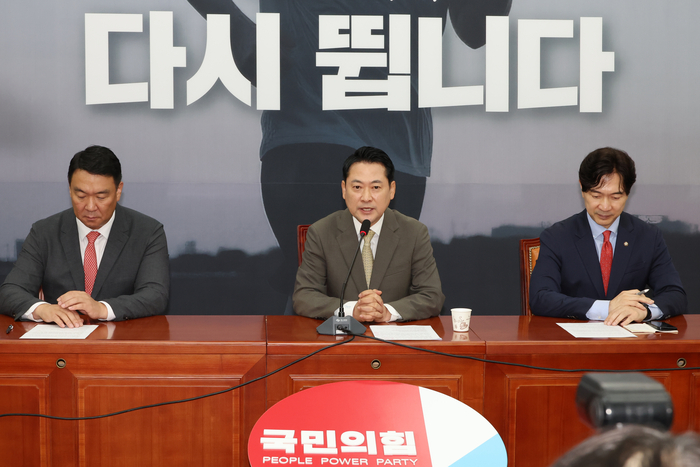 정청래 교섭단체대표 연설 비판하는 장동혁 대표 (서울=연합뉴스) 김주성 기자 = 국민의힘 장동혁 대표가 9일 서울 여의도 국회에서 더불어민주당 정청래 대표의 본회의 교섭단체대표 연설에 대해 비판하고 있다. 2025.9.9 utzza@yna.co.kr (끝)