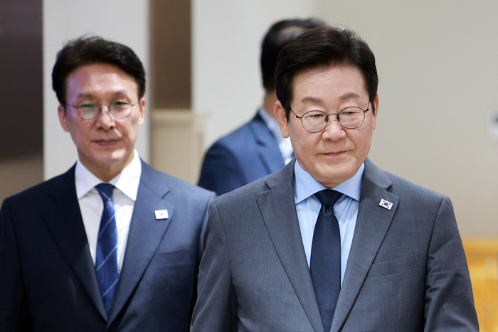 이재명 대통령이 9일 서울 용산 대통령실 청사에서 열린 국무회의에 입장하고 있다. 왼쪽은 김민석 국무총리. 연합뉴스