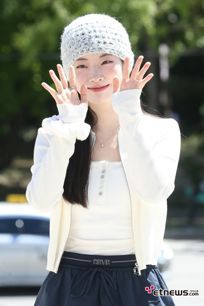 [ET포토] 트와이스 다현, '니트 비니가 어울리는 귀여움'