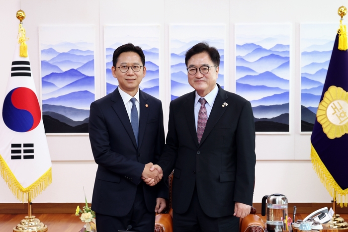 우원식 국회의장(오른쪽)이 10일 국회에서 배경훈 과학기술정보통신부 장관과 만나 기념촬영했다.(사진=국회의장실)