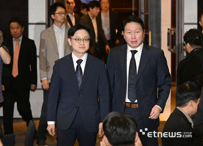 산업통상자원부와 대한상공회의소는 10일 서울 중구 웨스턴조선호텔에서 제조업의 구조적 위기를 돌파하고, 제조AX 1등국가로 도약하기 위해 '제조 AX(M.AX) 얼라이언스' 출범식 행사를 개최했다. 김정관 산업통상자원부 장관, 최태원 대한상공회의소 회장이 행사장에 입장하고 있다. 박지호기자 jihopress@etnews.com