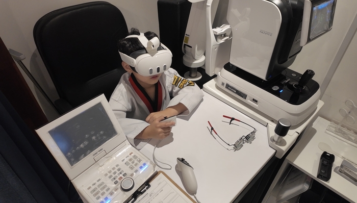 프레즈넬 DTx 임상에 참여한 한 아동이 VR 기기를 이용해 사시 치료를 받는 모습.