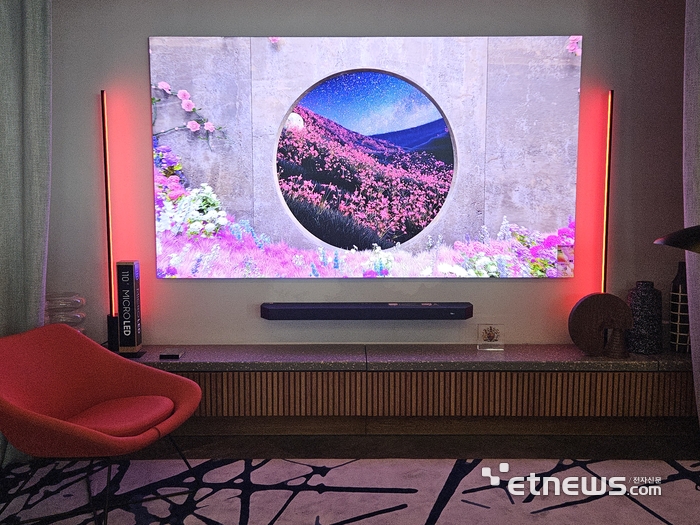 삼성 킹스크로스에서는 최신 115형 RGB 마이크로 TV 기반의 홈 시네마를 감상할 수 있다. (사진=배옥진)
