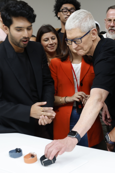 [포토] 애플 워치 신제품 살펴보는 팀 쿡