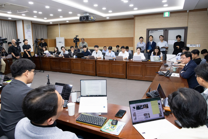 김성환 환경부 장관이 9일 서울 서초구 한강홍수통제소에서 환경부 출입기자단과 간담회를 갖고 기자들의 질의에 답하고 있다. 사진 출처 : 환경부