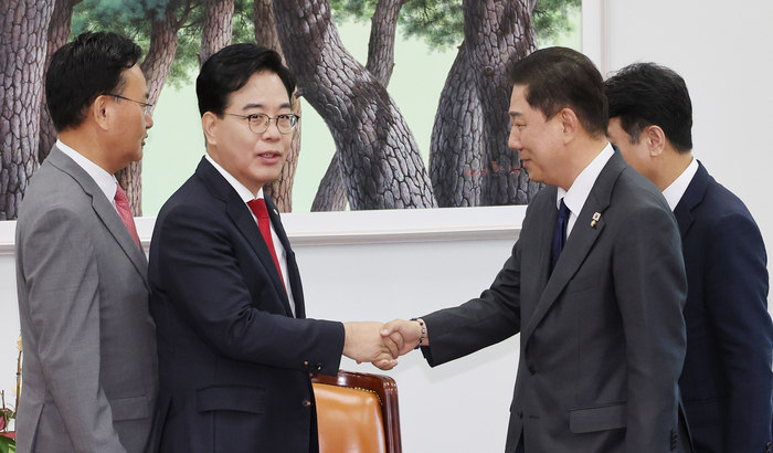 더불어민주당 김병기 원내대표, 국민의힘 송언석 원내대표가 10일 서울 여의도 국회에서 회동을 갖고 있다. 연합뉴스