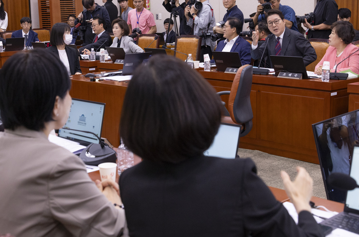 오늘도 쉽지 않은 국회 법사위 (서울=연합뉴스) 황광모 기자 = 10일 국회에서 열린 법제사법위원회 전체회의에서 국민의힘 신동욱 의원과 조국혁신당 박은정 의원이 검찰개혁 입법청문회 관련 안건 처리를 두고 설전을 벌이고 있다. 2025.9.10 hkmpooh@yna.co.kr (끝)