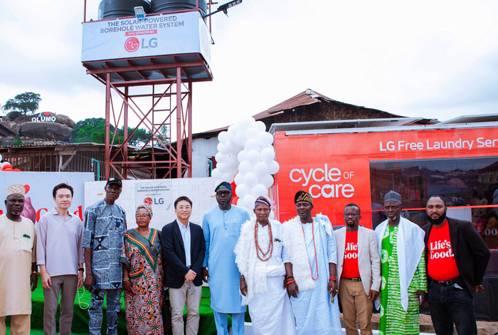 LG전자가 나이지리아에 태양광만으로 24시간 깨끗한 물을 공급하는 식수 시설과 이동식 무료 세탁방을 지원했다.