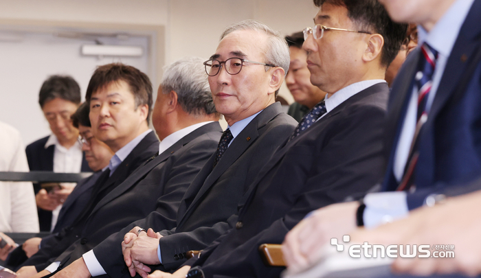 [포토] 소액결제 피해 관련 기자 브리핑 참석한 김영섭 KT 대표