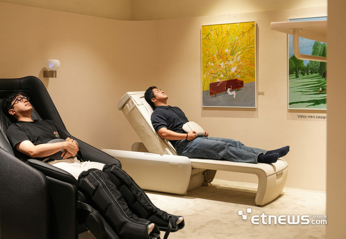 세라젬 '아트 쉼 By 꼴렉뜨 핑크' 척추존에서 마스터V11과 마스터V9을 체험하고 있는 모습