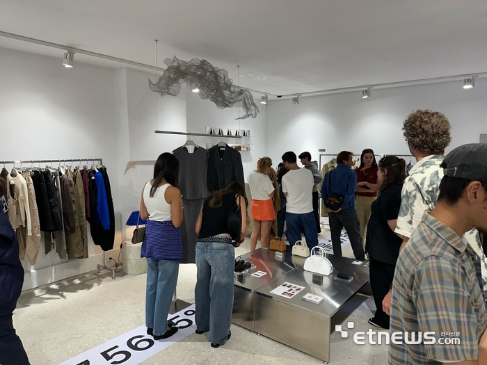 오픈하자마자 붐빈 DANAYAD 파리 매장…한국 패션에 쏠린 현지 시선