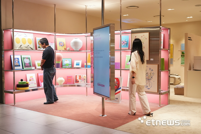 세라젬 '아트 쉼 By 꼴렉뜨 핑크' 아트존에서 모델들이 전시된 작품들을 둘러보고 있는 모습