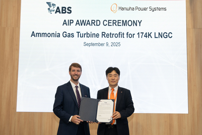 이탈리아 밀라노 가스텍 2025 현장에서 조슈아 디빈 ABS 글로벌해양사업개발 부사장(왼쪽)과 김형석 한화파워시스템 선박솔루션사업부장. 한화파워시스템