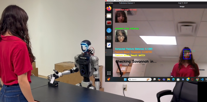 알체라 얼굴인식 AI가 탑재된 휴머노이드 로봇 기기(GiGI0의 성능 테스트 장면.