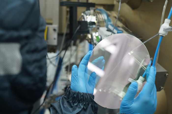 아이브이웍스, 레이저 증폭기용 8인치 GaN on SiC 웨이퍼 개발 - 뉴스 썸네일 이미지