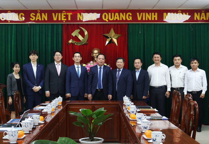 대한전선과 베트남 동나이성 관계자들이 기념촬영을 하고 있다. 〈사진 대한전선 제공〉