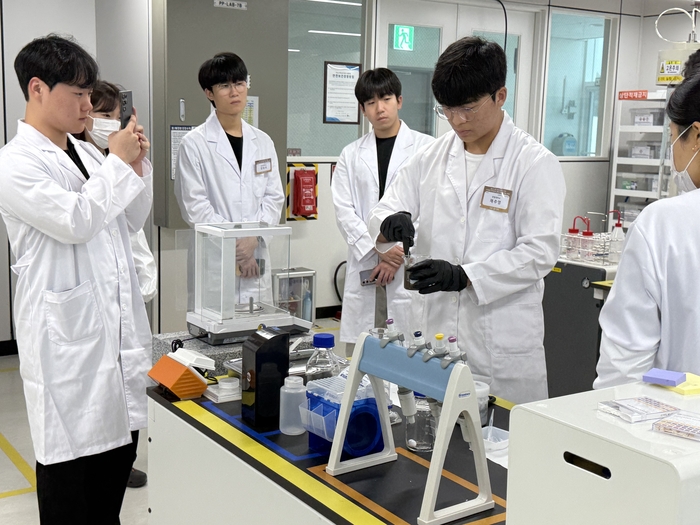 지난 2일 한국전기연구원에서 진행된 첨단나노소재 전문인력양성사업 '차세대 이차전지용 탄소나노 도전재 제조 및 활용 실습 교육'에서 참여대학 석·박사 과정 학생 약 20명이 첨단 장비를 활용한 실습을 진행했다. (한국탄소나노산업협회 제공)