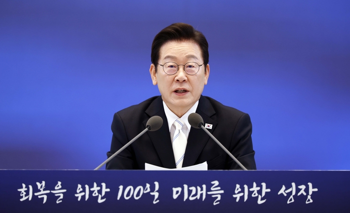 이재명 대통령, 취임 100일 기자회견     (서울=연합뉴스) 김도훈 기자 = 이재명 대통령이 11일 청와대 영빈관에서 열린 취임 100일 기자회견 '회복을 위한 100일, 미래를 위한 성장'에서 발언하고 있다. 2025.9.11 [대통령실통신사진기자단]     superdoo82@yna.co.kr (끝)