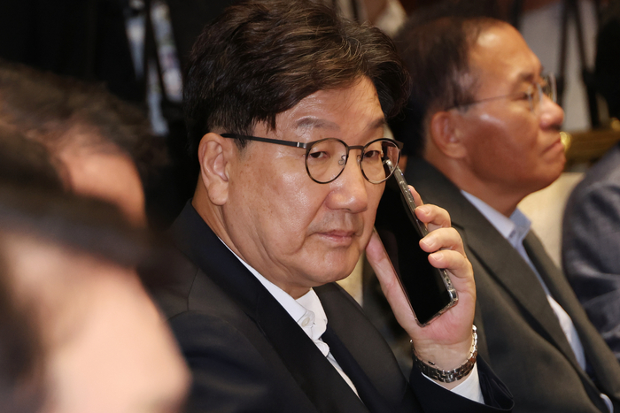 전화 통화하는 권성동 의원      (서울=연합뉴스) 김주성 기자 = 국민의힘 권성동 의원이 11일 서울 여의도 국회에서 열린 의원총회에서 전화 통화를 하고 있다. 이날 본회의에서는 권 의원에 대한 체포동의안이 상정될 것으로 전망된다. 2025.9.11     utzza@yna.co.kr (끝)