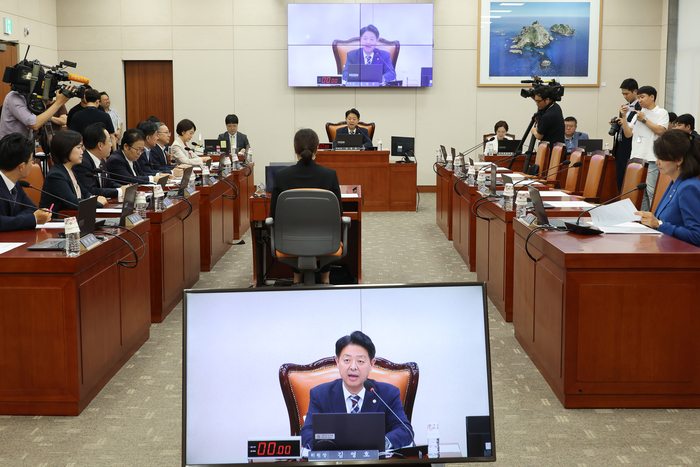 발언하는 김영호 위원장     (서울=연합뉴스) 박동주 기자 = 11일 서울 여의도 국회에서 최교진 교육부 장관 후보자에 대한 인사청문경과보고서 채택의 건을 의결하기 위해 열린 교육위원회 전체회의에서 야당의원들이 불참한 가운데 김영호 위원장이 발언하고 있다. 2025.9.11     pdj6635@yna.co.kr (끝)