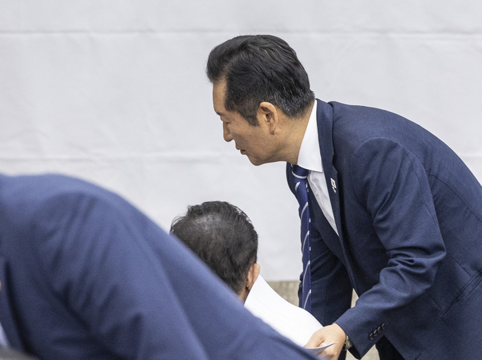 더불어민주당 정청래 대표가 11일 국회에서 본회의를 앞두고 열린 비공개 의원총회에 입장해 먼저 입장해 앉아있던 김병기 원내대표와 인사하고 있다. 연합뉴스