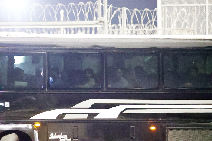 이민단속으로 체포됐던 현대차-LG엔솔 배터리공장 건설 현장 직원들이 애틀란타 공항으로 향하기 위해 11일(현지시간) 미국 조지아주 포크스턴의 이민세관단속국(ICE) 구금시설을 나선 뒤 버스에 탑승해 있다. 연합뉴스