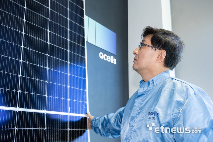 김성환 환경부 장관이 11일 경기 성남시 한화미래기술연구소를 방문해 태양광 패널을 살펴보고 있다. 환경부 제공