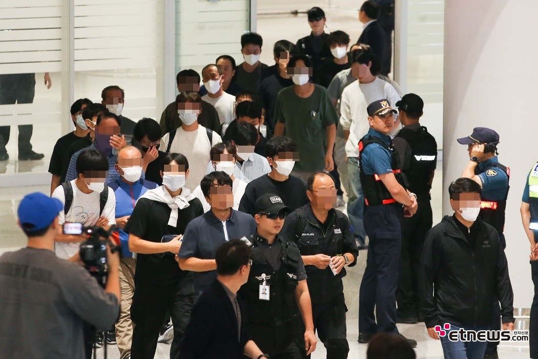 [ET포토] 입국하는 미국 조지아주 구금 한국 근로자들