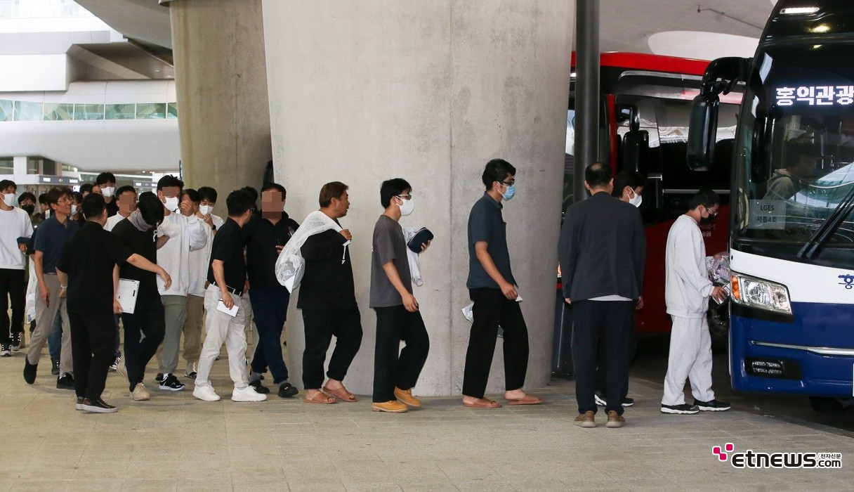 [ET포토] 버스에 탑승하는 미국 구금 근로자들