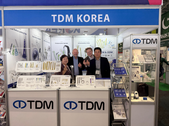 지난 2일 남아공 케이프타운에서 열린 아프리카 최대 의료 전시회 'WHX Africa' 티디엠 부스에서 김선미 대표(왼쪽) 등이 기념촬영하고 있다.