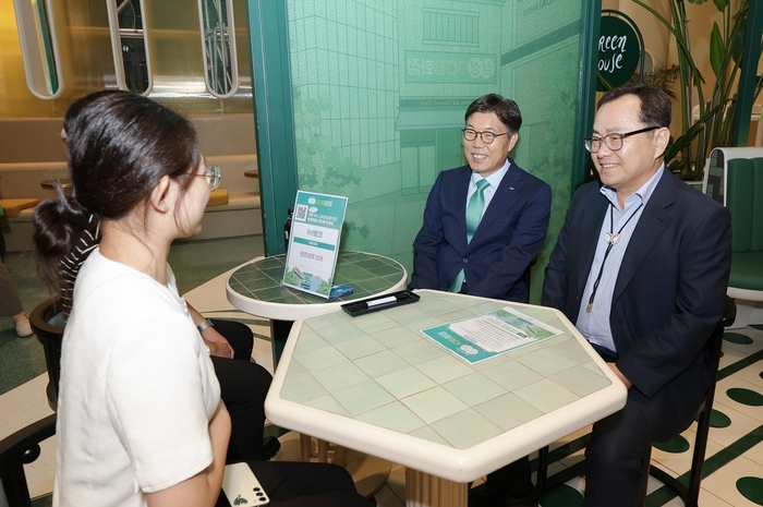 iM금융그룹 황병우 회장(왼쪽)과 대구광역시 홍성주 경제부시장(오른쪽)이 '상상JOB화점' 행사장에서 취업 상담을 하는 모습