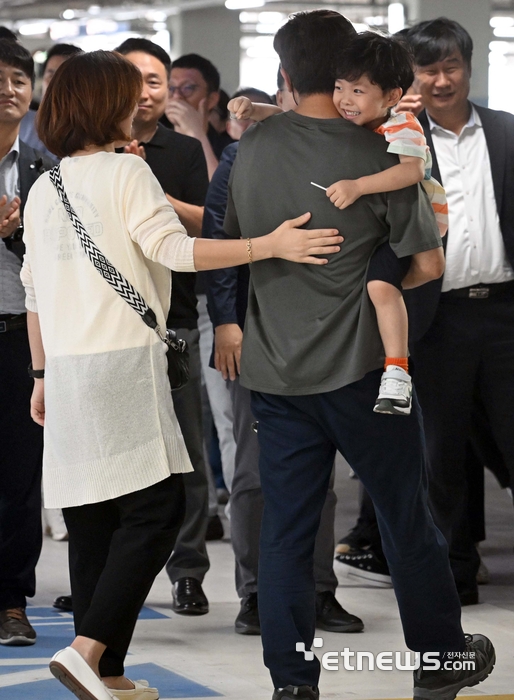 [포토] 아빠 품에 안기며