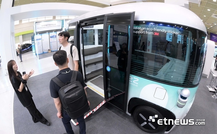 한국자율주행산업협회가 주최한 '2025 자율주행모빌리티산업전'이 7월 서울 강남구 코엑스에서 열렸다. 오토노머스에이투지 부스에서 관람객이 한국형 자율주행셔틀 '로이'를 살펴보고 있다. 김민수기자 mskim@etnews.com