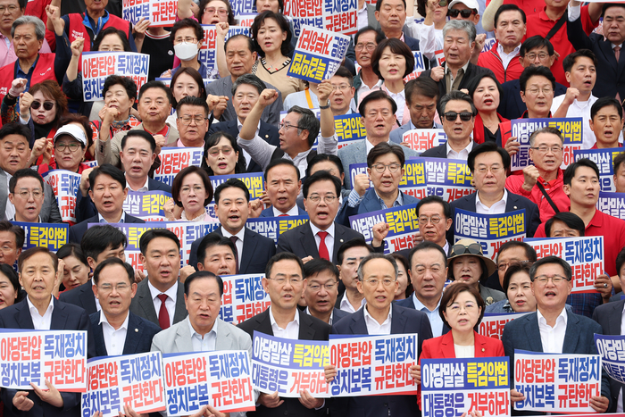 구호 외치는 장동혁-송언석-권성동-추경호     (서울=연합뉴스) 박동주 기자 = 국민의힘 장동혁 대표, 송언석 원내대표, 권성동, 추경호 의원 등 의원들이 12일 서울 여의도 국회 본청 앞 계단에서 열린 '야당 탄압 독재정치 규탄 대회'에서 구호를 외치고 있다. 2025.9.12     pdj6635@yna.co.kr (끝)