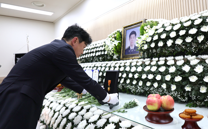 고 이재석 경사에 훈장 추서하는 강훈식 대통령비서실장     (인천=연합뉴스) 임순석 기자 = 강훈식 대통령비서실장 12일 인천 동구의 한 장례식장에 마련된 해양경찰관 고(故) 이재석 경사 빈소를 찾아 훈장을 추서하고 있다.      이 경사는 지난 11일 인천 옹진군 영흥도 갯벌에 고립된 70대 A씨를 구조하는 과정에서 자신이 착용했던 구명조끼를 A씨에게 입혀준 뒤 함께 헤엄쳐 나오다 실종됐다. 2025.9.12     soonseok02@yna.co.kr (끝)
