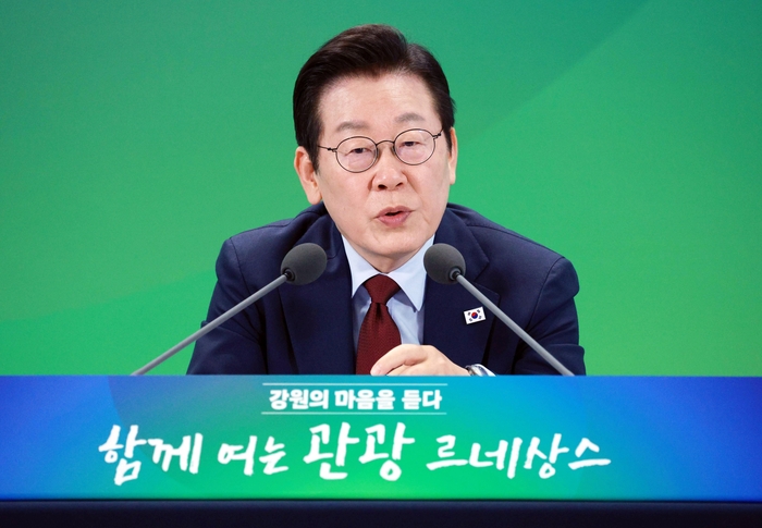 답변하는 이재명 대통령     (춘천=연합뉴스) 한상균 기자 = 이재명 대통령이 12일 강원도 춘천시 강원창작개발센터에서 열린 지역 토론회 '강원의 마음을 듣다' 타운홀 미팅에서 질문에 답변하고  있다. 2025.9.12 [대통령실통신사진기자단]     xyz@yna.co.kr (끝)