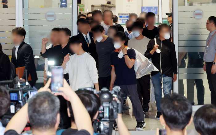 미국 이민당국에 의해 조지아주에 구금됐던 한국인 근로자들이 12일 영종도 인천국제공항 제2여객터미널 입국장을 나서고 있다.  [공동취재]