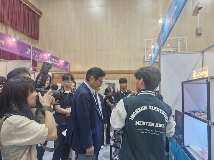학생들이 제품을 도성훈 인천시 교육감에게 설명하고 있다.