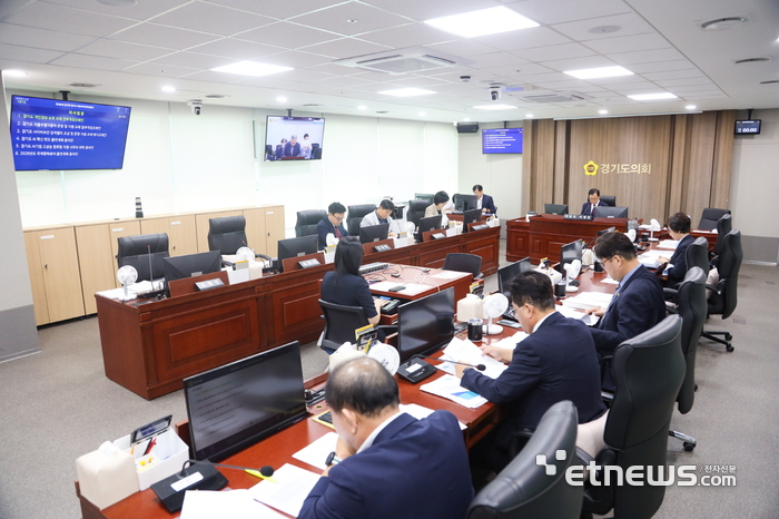 경기도의회 미래과학협력위원회가 제386회 임시회를 열고 조례안, 동의안, 추가경정예산안을 심사하고 있다.