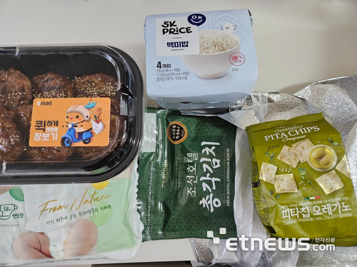 SSG닷컴 바로퀵 주문 상품과 '이마티콘' 기프트카드 〈사진=민경하 기자〉