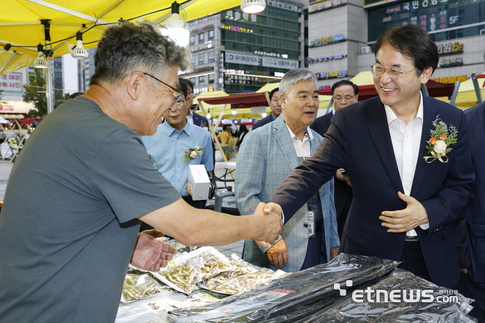 이동환 고양시장(오른쪽)이 12일 덕양구 화정역 광장에서 열린 '소상공인 판로개척 및 매출증대 재건 프로젝트'에 참석해 상인들과 인사를 나눴다.