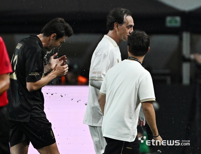 [포토] 네스타에 물 맞은 카카