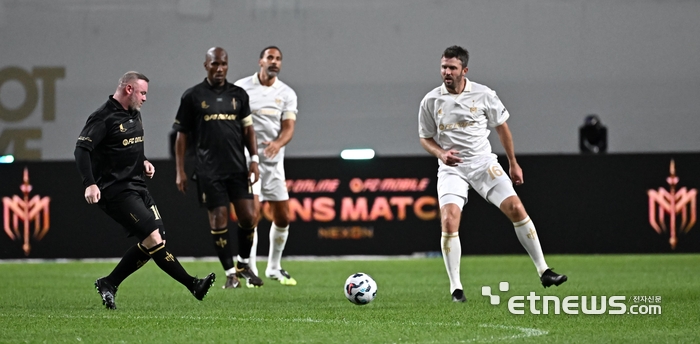 [포토] 패스하는 루니