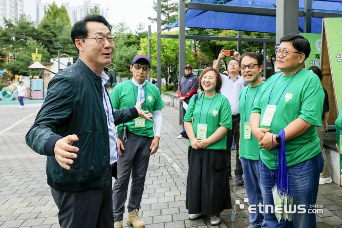 정명근 화성시장(왼쪽)이 12일 봉담삼담축제 운영진을 격려하고 있다.