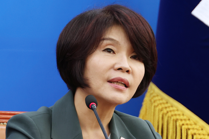 더불어민주당 한정애 정책위의장이 14일 서울 여의도 국회에서 정부조직 개편 등 현안 관련 기자간담회를 하고 있다. 연합뉴스