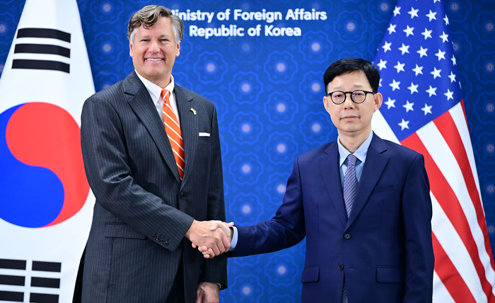 박윤주 외교부 1차관과 크리스토퍼 랜도 미국 국무부 부장관이 14일 서울 외교부 청사에서 열린 한미 외교차관 회담에서 악수하고 있다. 2025.9.14 [외교부 제공. 재판매 및 DB 금지] 연합뉴스.