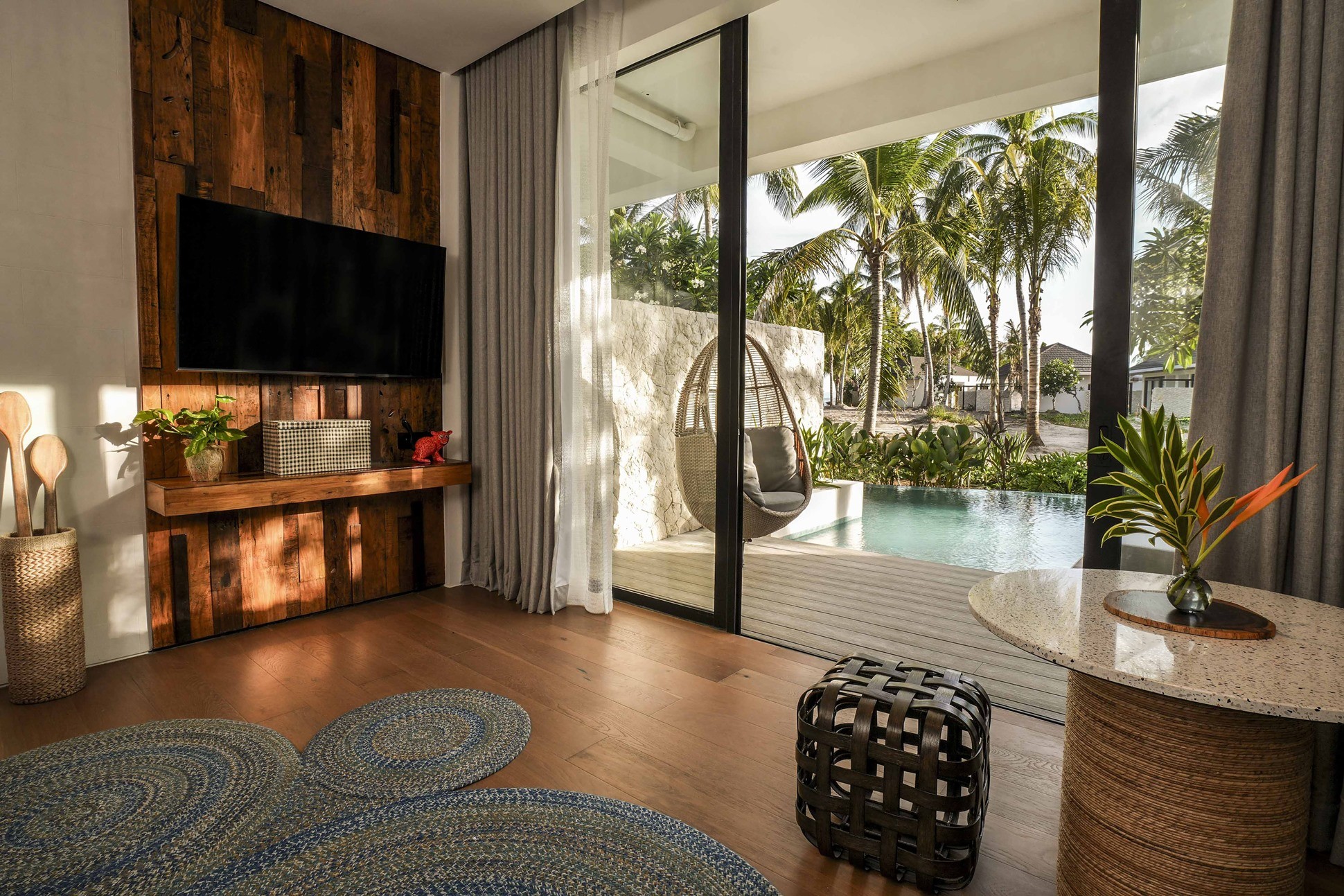 사진= 천연 소재와 전통 장인 기법으로 디자인된 객실 내부 모습